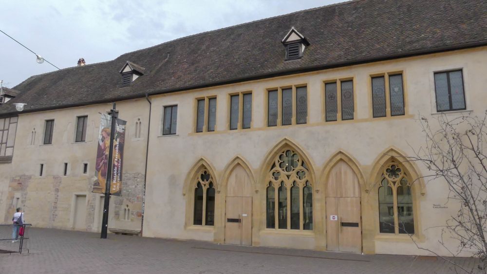 Fassade mit gotischen Spitzbogen-Fenstern des Museums Unterlinden.