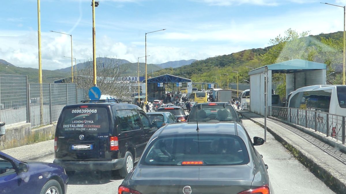 Autostau vor der Grenze Albanien-Griechenland