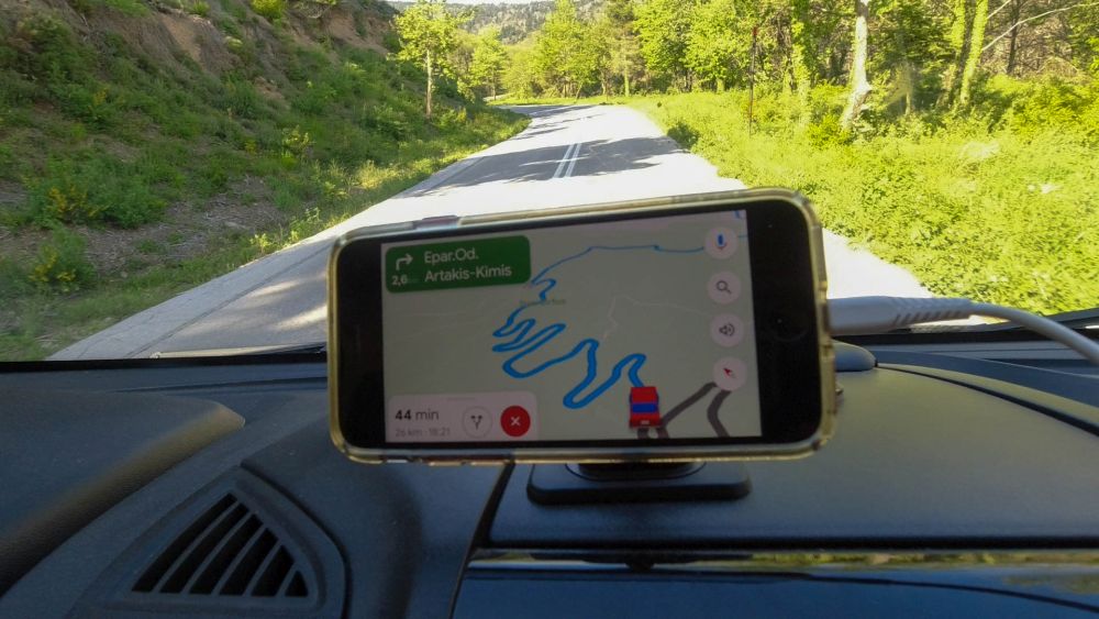 Handy mit Google-Maps-Navigation.