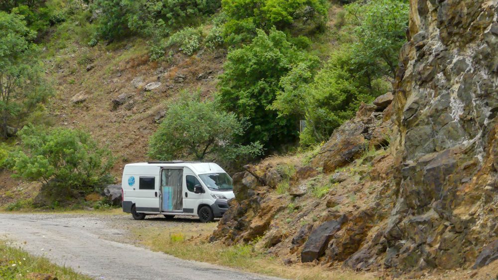 Wohnmobil steht in Bulgarien in Felslandschaft.