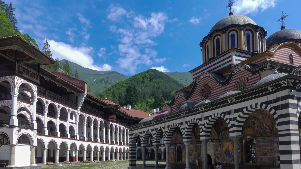 Kirche und Klosterhof des Rila-Klosters in Bulgarien.