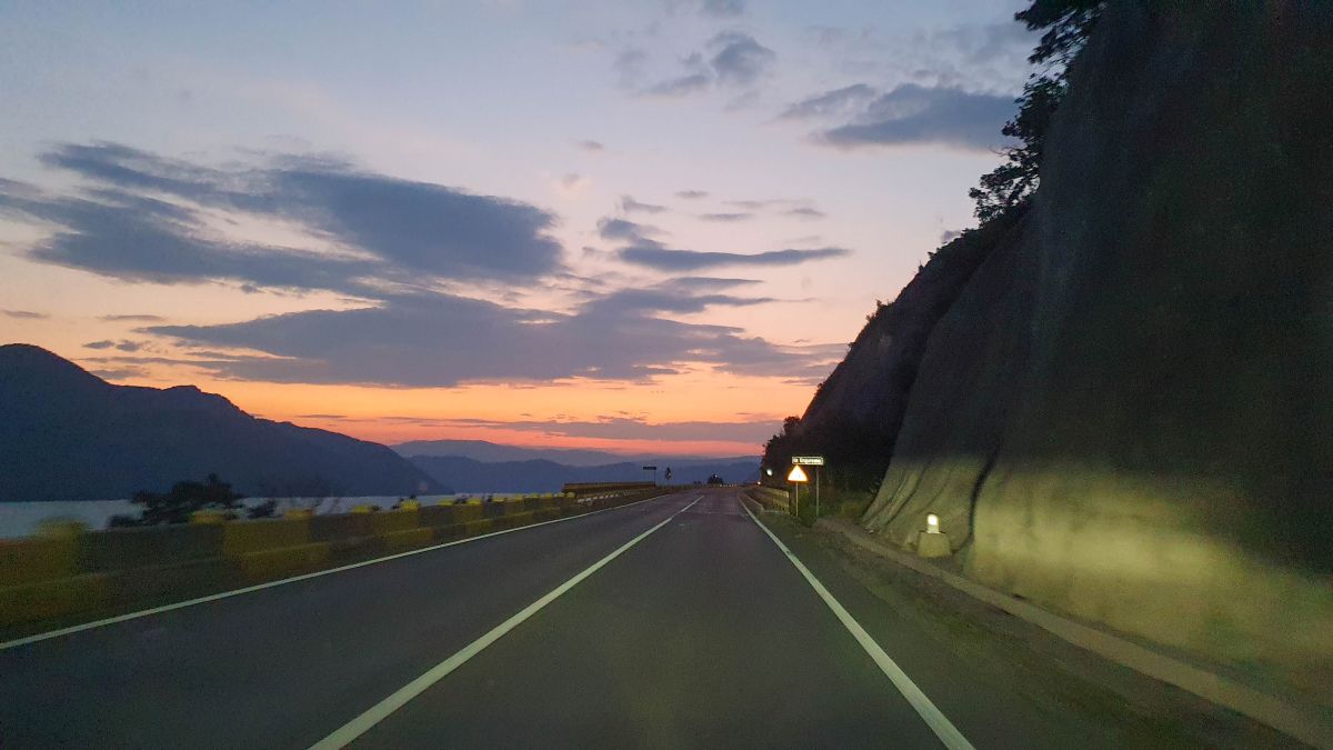 Straße in der Abenddämmerung.