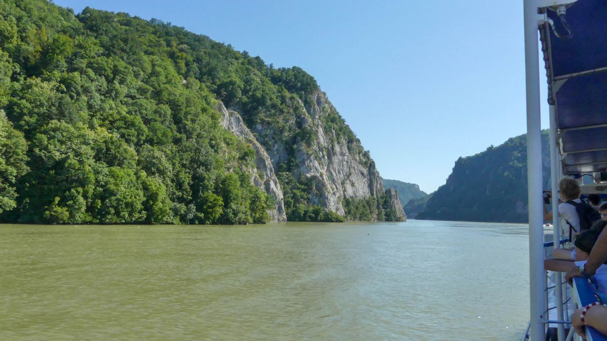 Steiles, felsiges Ufer an der Donau.