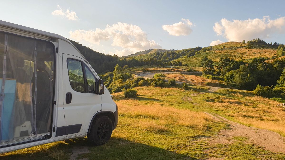 Wohnmobil steht in schöner Berglandschaft in Rumänien.