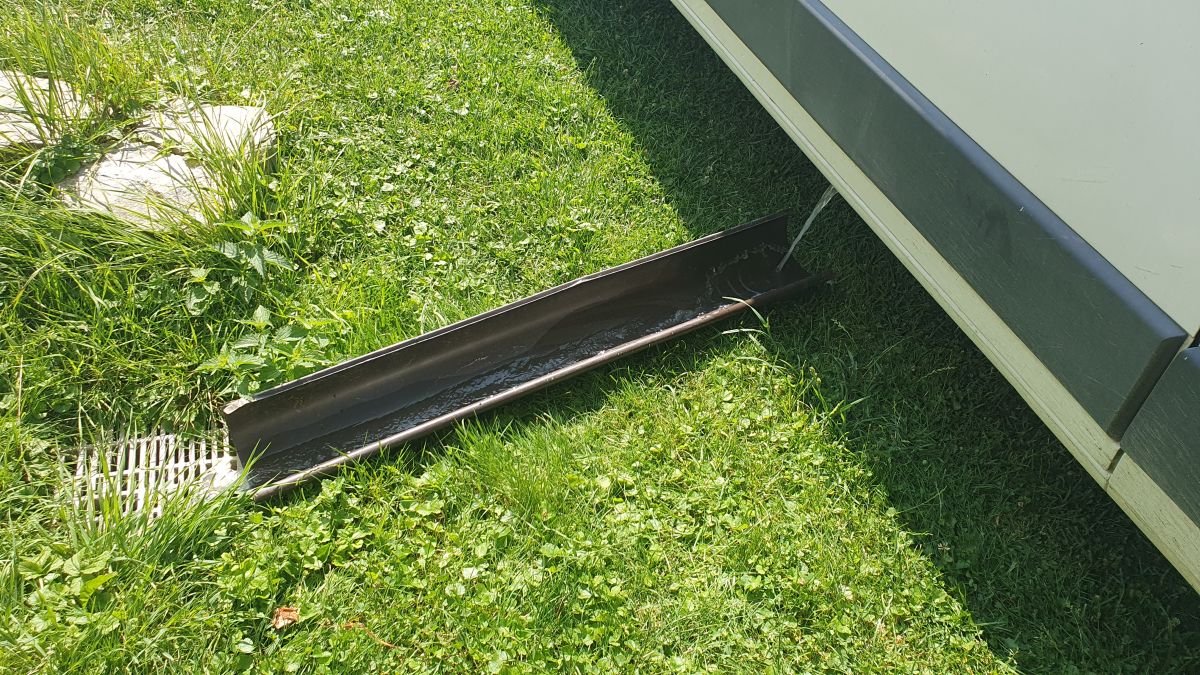 Grauwasser fließt aus dem Wohnmobil über eine Rinne in den Abfluss.