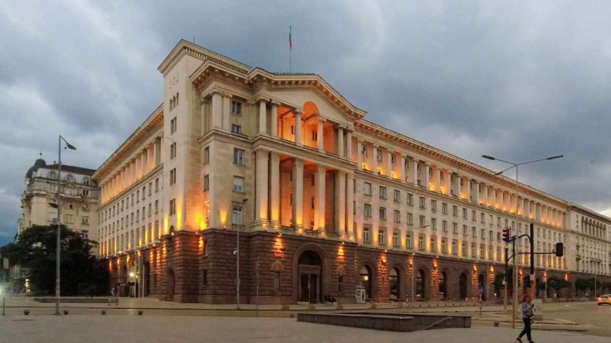 Sehenswürdigkeit in Sofia: der Präsidentenpalast im Abendlicht.