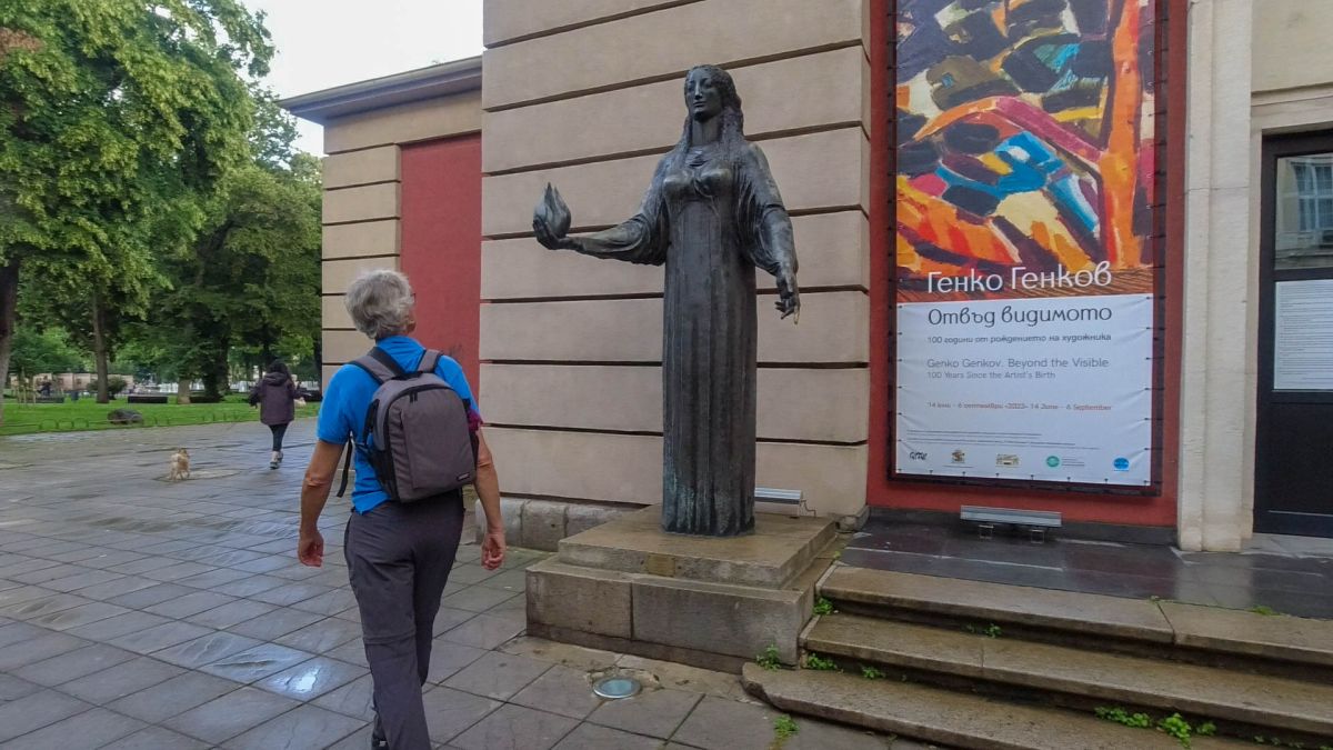 Marcus schaut auf Bronzestatue vor der Kunstgalerie in Sofia.