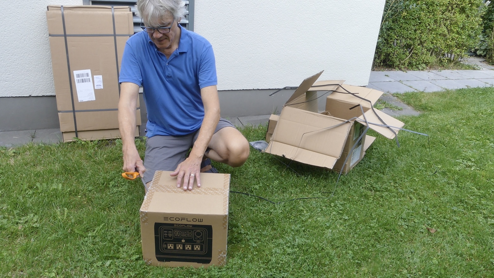 Paket wird ausgepackt.