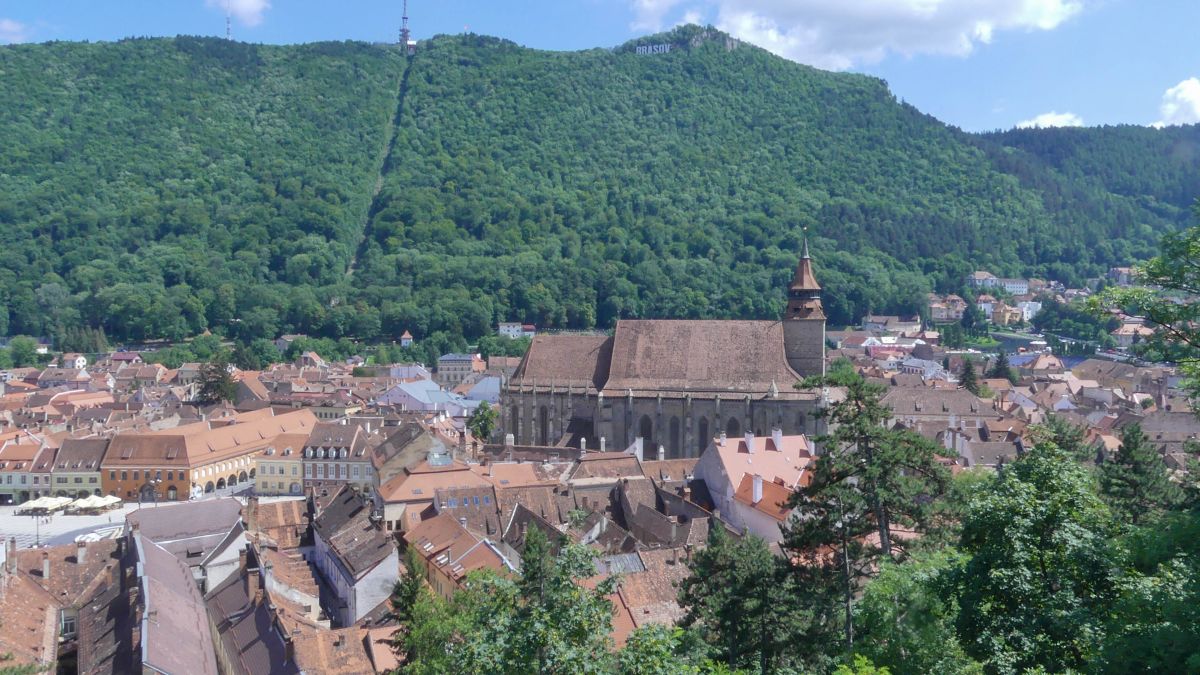 Blick von oben auf die Dächer von Brasov, mit der großen Kirche als Blickfang.