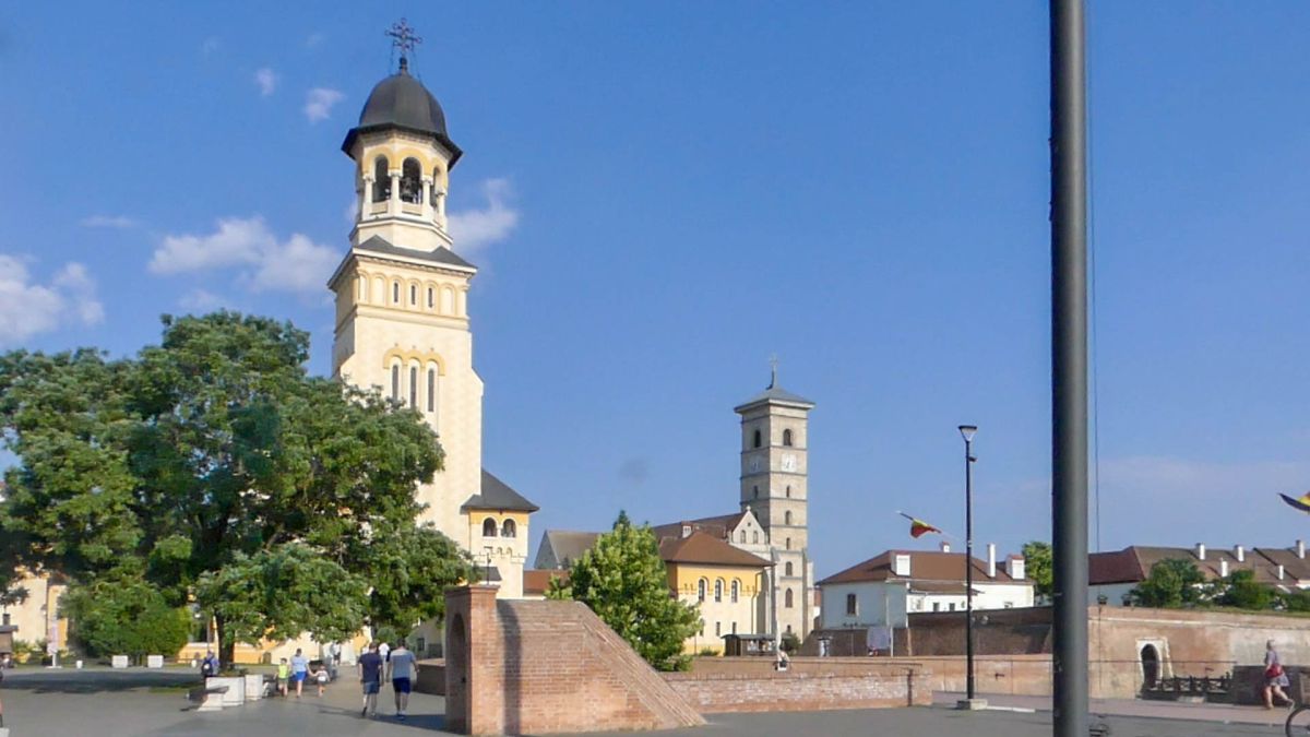 Ansicht von Alba Iulia mit zwei Kirchtürmen.
