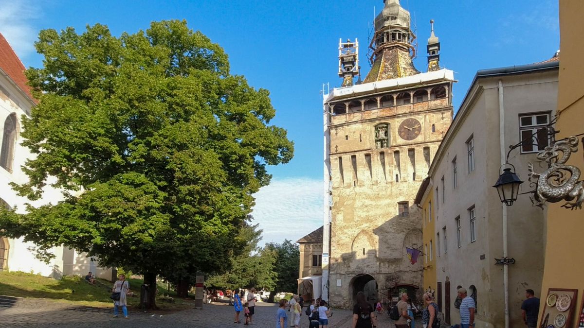 Viereckiger Turm mit Uhr und Barockhaube.