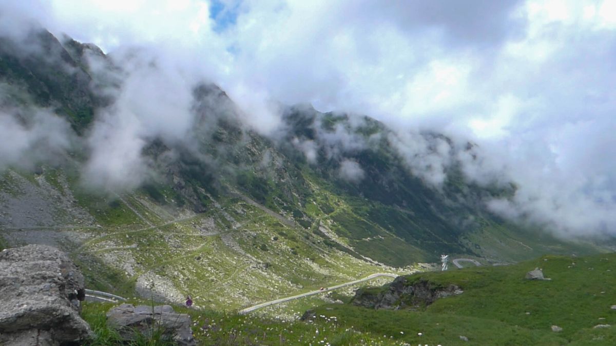 Wolken ziehen als Nebel von unten ins Tal auf der Transfagarasan.