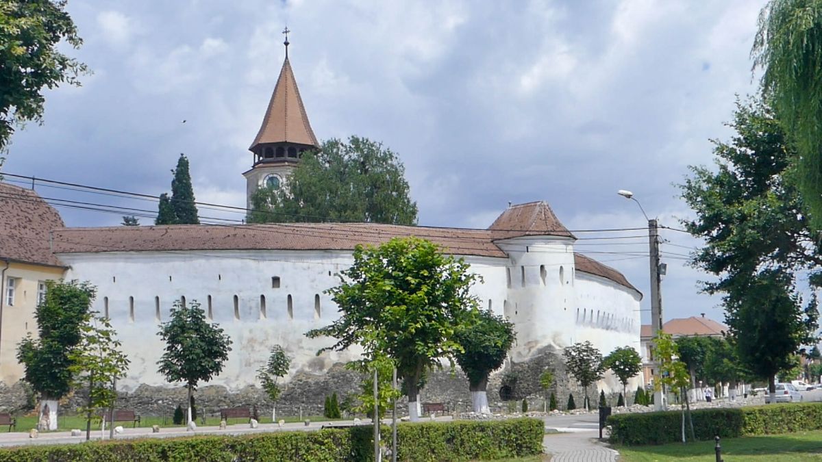 Dicke weiße Wehrmauer umringt die Kirche in Prejmer.