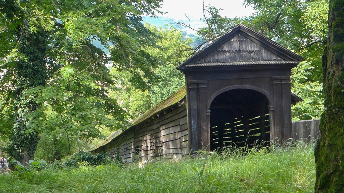 Oberes Ende einer mit Holzdach versehenen Treppe, die auf den Schulberg führt.