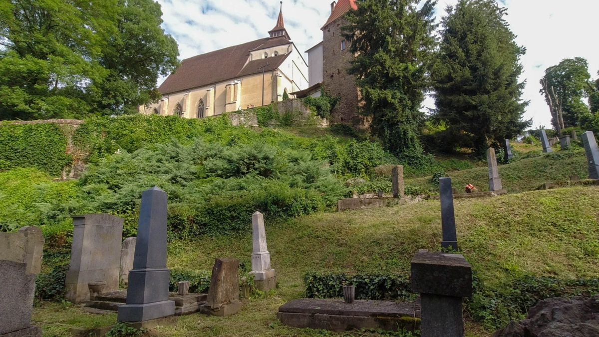 Friedhof und gelbe Kirche auf dem Berg in Sighisoara.