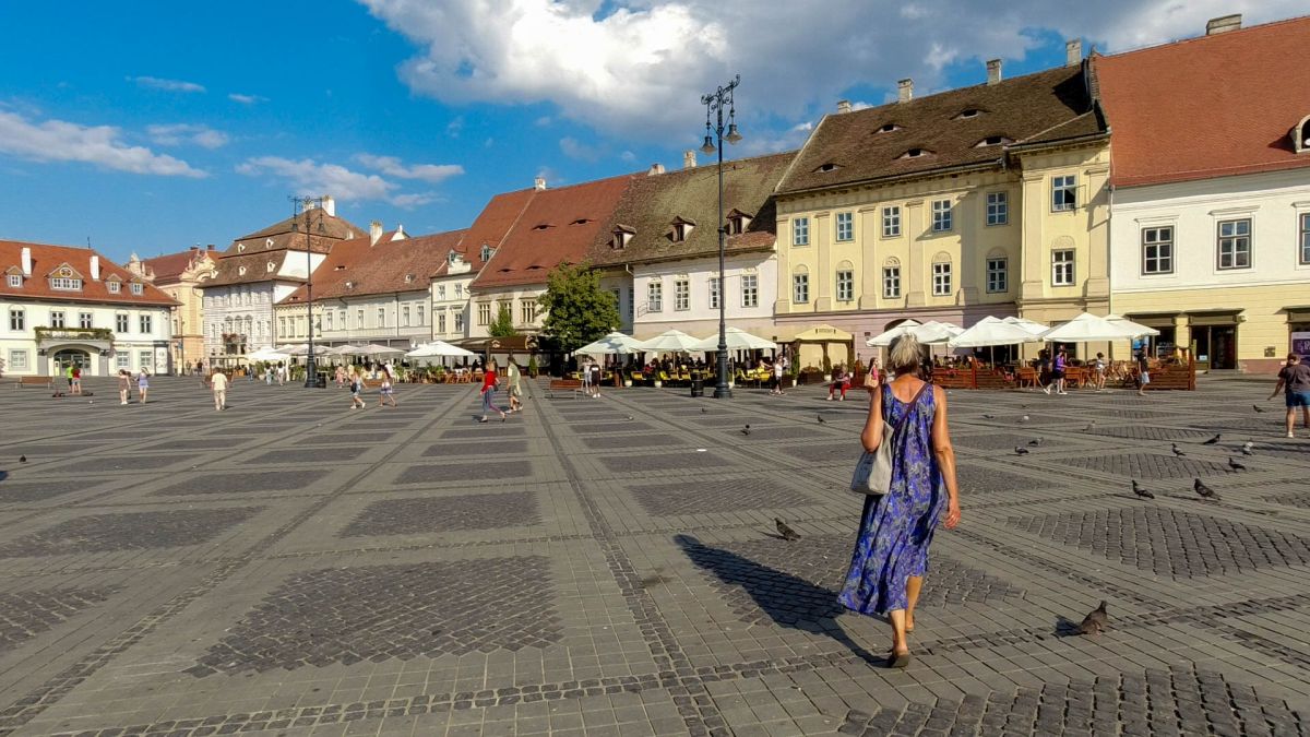 Gina geht über den Großen Platz in Sibiu
