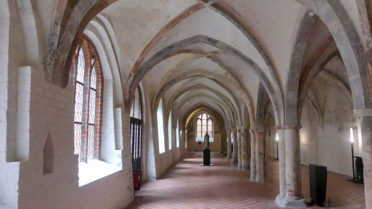 Halle des Burgklosters mit gotischen Kreuzbögen.