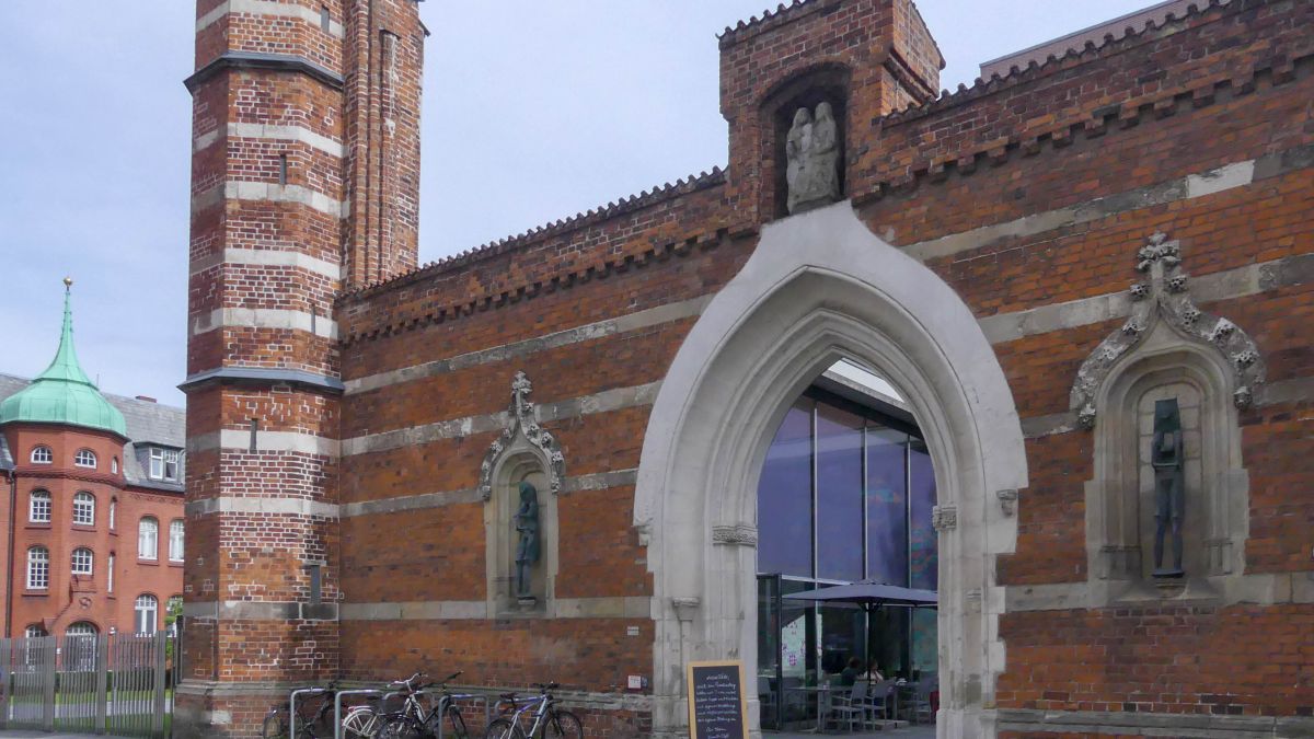 Tor in Backsteinfassade als Eingang ins Museum.