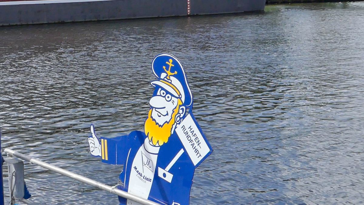 Werbefigur im Kapitänslook für Schifffahrten in Lübeck.