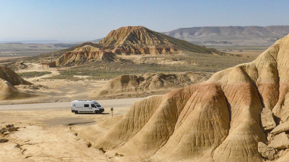 Weißes Wohnmobil steht in der Wüste von Bardenas Reales.