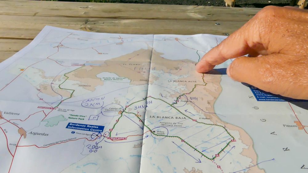 Finger zeigt auf der Karte der Bardenas Reales die Route.