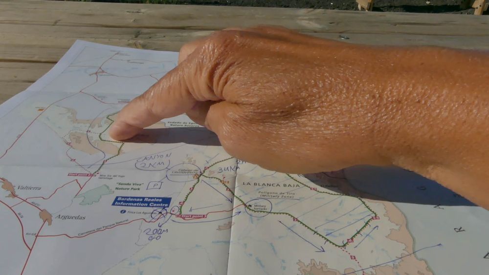 Finger zeigt die Route auf der Landkarte.