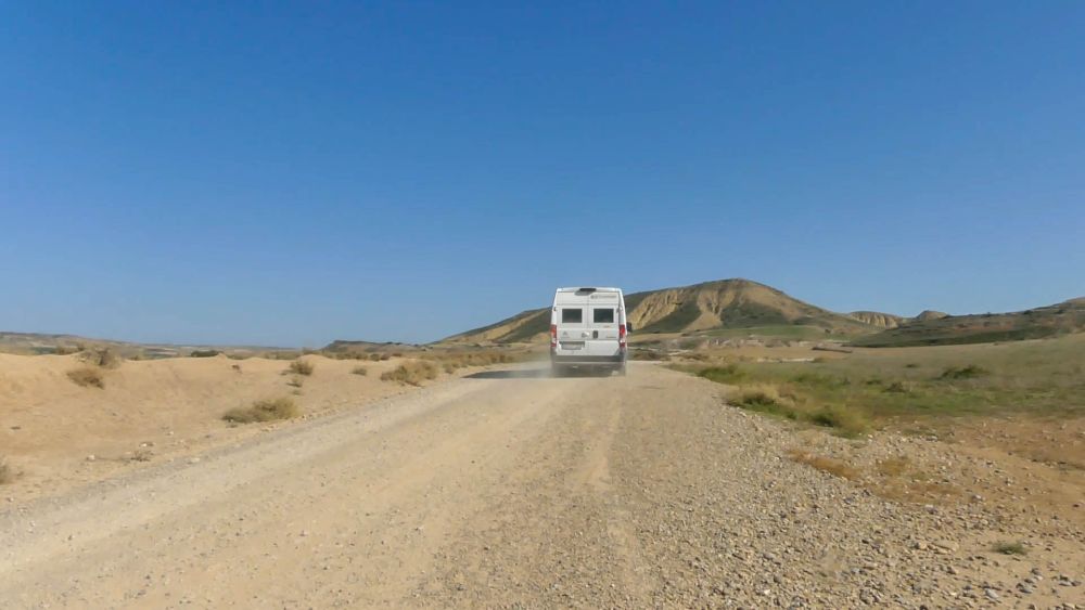 Wohnmobil auf Schotterpiste in den Bardenas Reales.