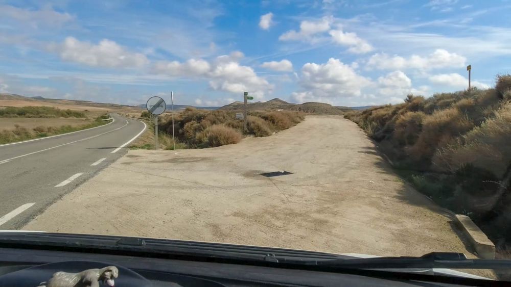 Schotterpiste zweigt von Asphaltstraße ab