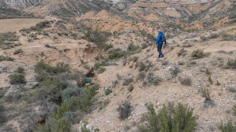 Marcus wandert in ein Barranco hinunter.