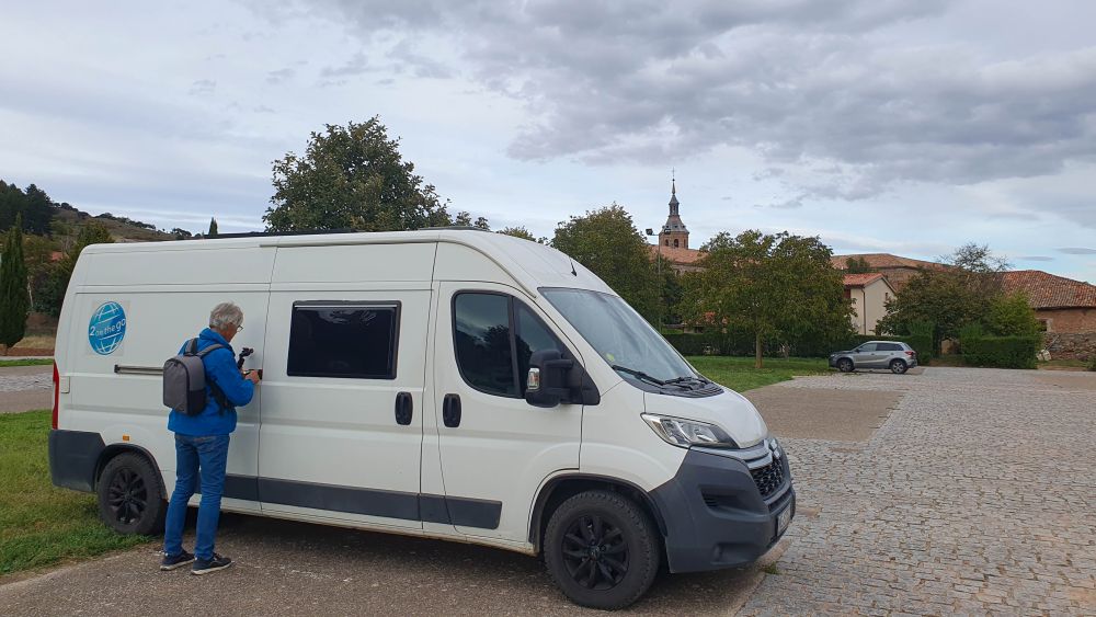 Marcus verschließt das Zusatzschloss am Wohnmobil.