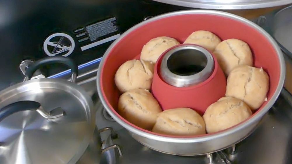 Brötchen auf dem Gasherd im Wohnmobil gebacken.