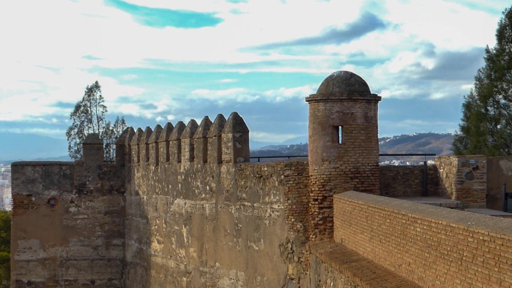Burgmauer mit rundem Turm.