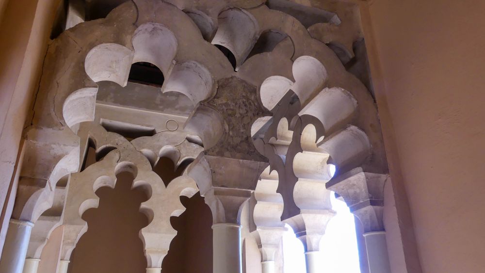 Reich verzierte Hufeisenbögen im Inneren der Alcazaba.