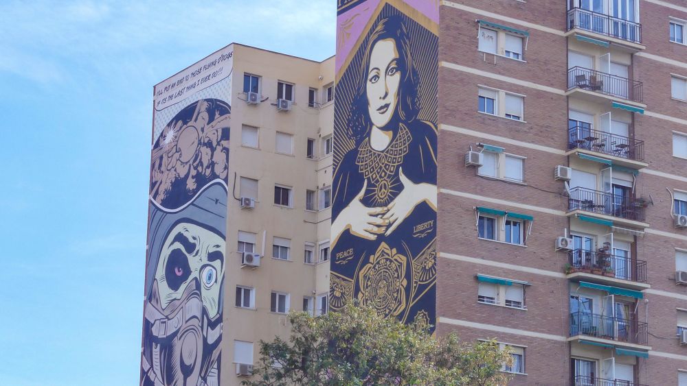 Große Murals an den Stirnseiten zweier Hochhäuser.