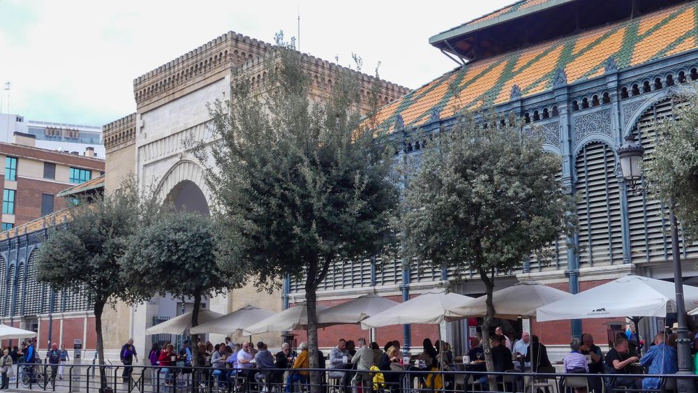 Markthalle mit maurischem Tor als Eingang, umgeben von Essensständen.