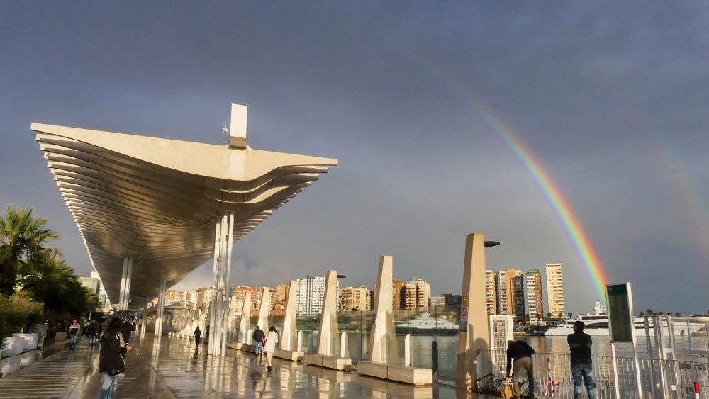 Blick über den Hafen mit Muelle Dos und einem Regenbogen.