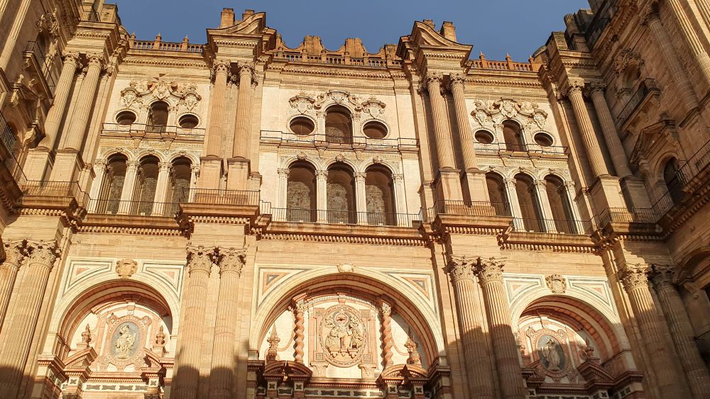 Fassade der Kathedrale im Licht der Abendsonne.