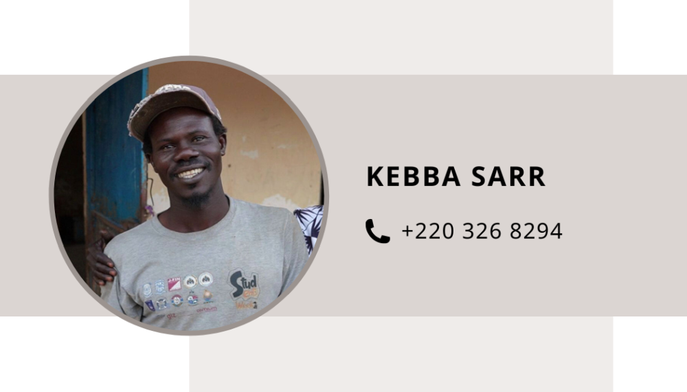 Ein lächelnder Mann mit Mütze und grauem T-Shirt steht neben einer Kontaktkarte mit dem Namen „Kebba Sarr“ und der Telefonnummer +220 326 8294.