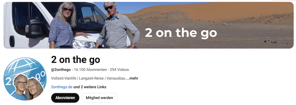 Ein Mann und eine Frau stehen neben einem weißen Wohnmobil in einer Wüstenlandschaft. Ihr Kanal, "2 on the go", wird mit Profil- und Bannerbildern gezeigt.