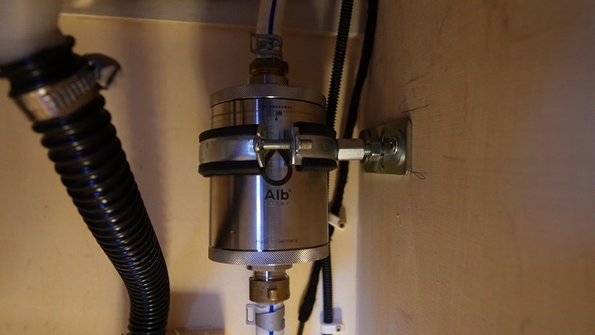 Eine Wasserfiltereinheit aus Metall mit der Bezeichnung 