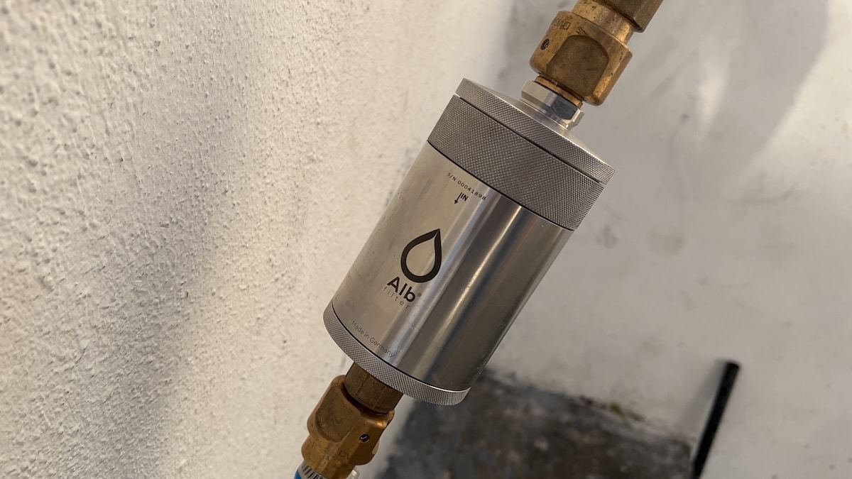 Nahaufnahme eines zylindrischen Metallwasserfilters mit der Aufschrift 