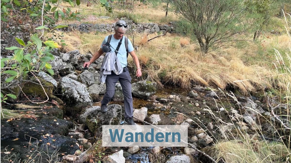 Gina wandert auf steilem Pfad.