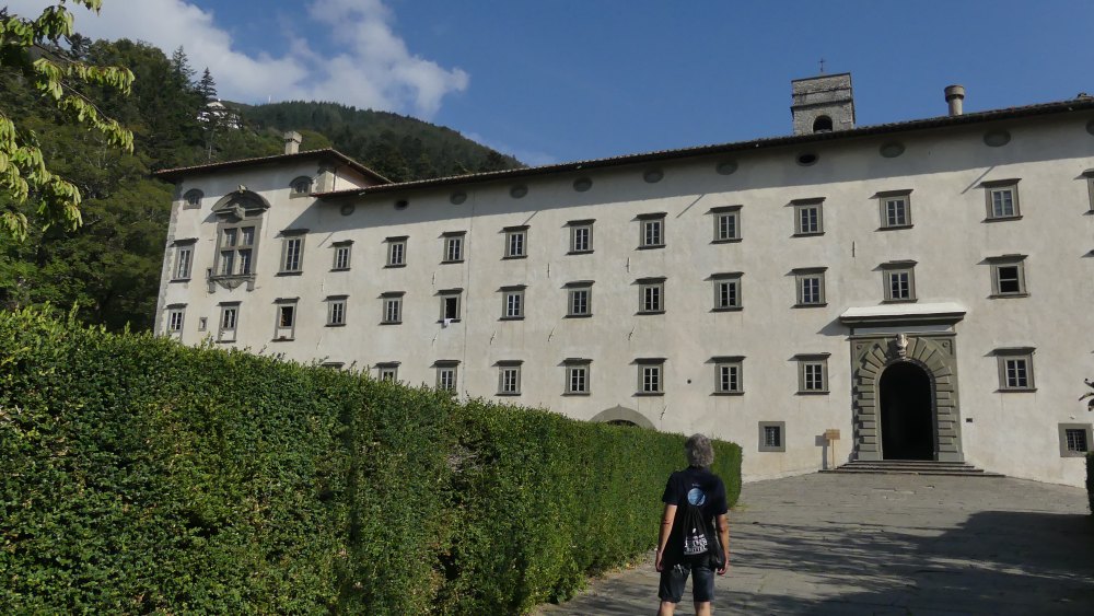 Große weiße Fassade mit vielen Fenstern.