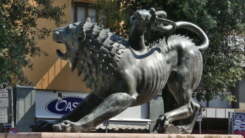 Bronzeskulptur eines Fabelwesens aus Löwe, Ziege und Schlange.