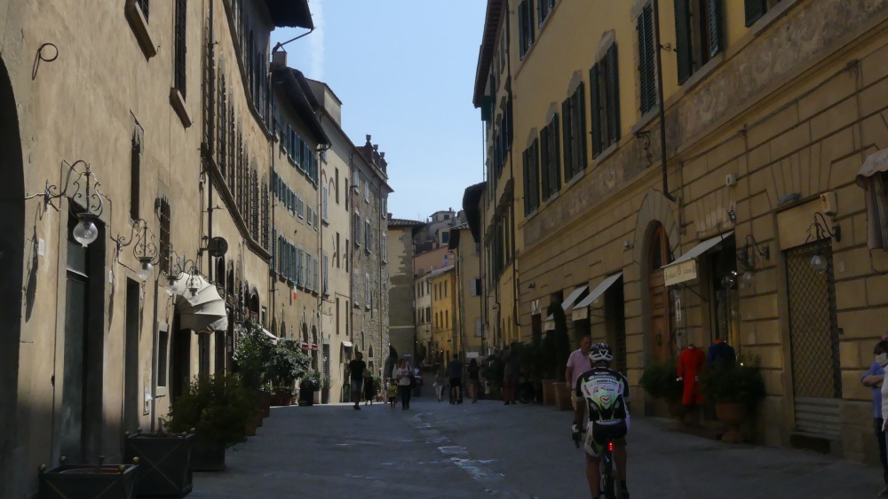 Straße in der Altstadt von Arezzo.