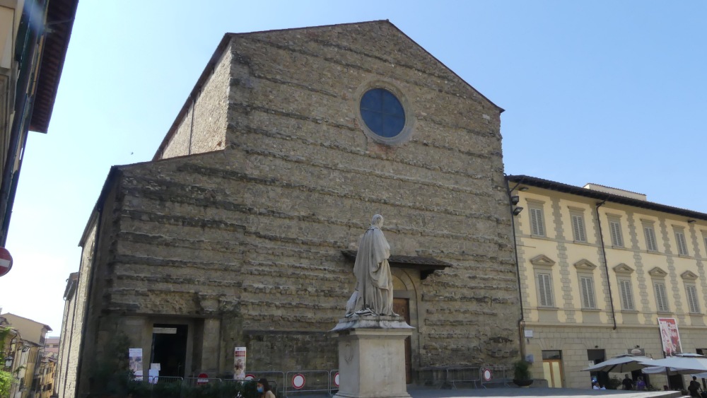 Schlichte Kirchenfassade.