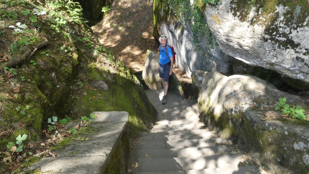 Marcus steht am Fuß einer steilen Treppe.