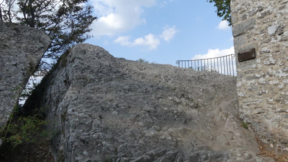Felsiger Gipfel mit Spalte im Fels.