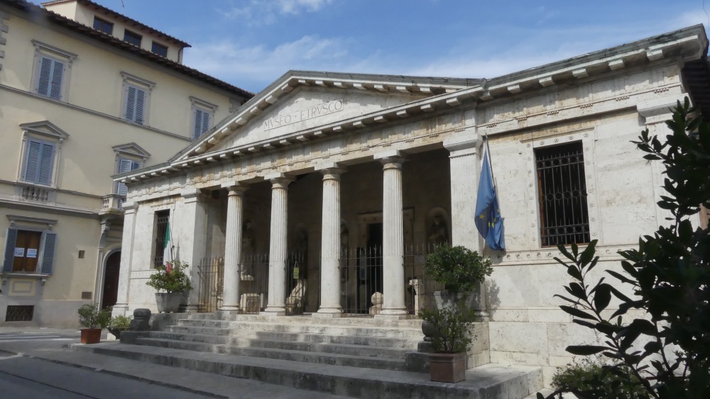 Museum mit Säulenfront und Dreiecksgiebel.