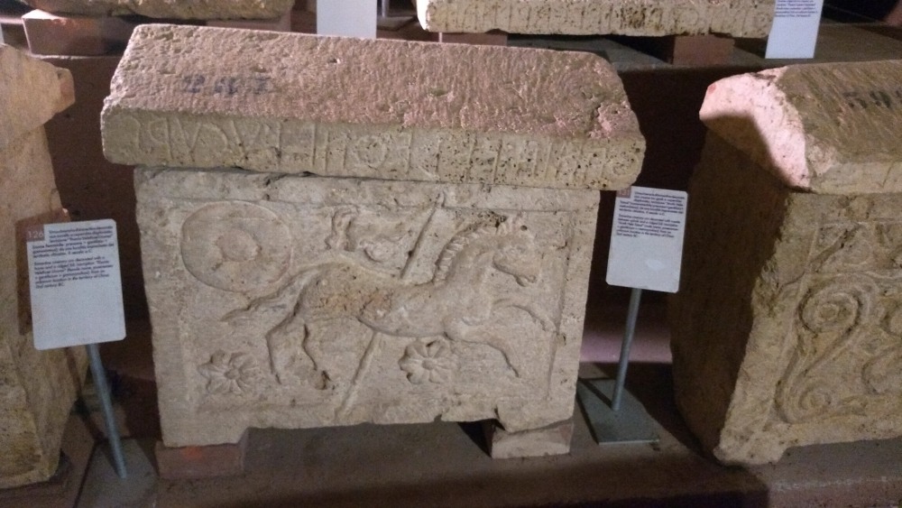 Kastenförmige etruskische Urne mit Reliefbildern.